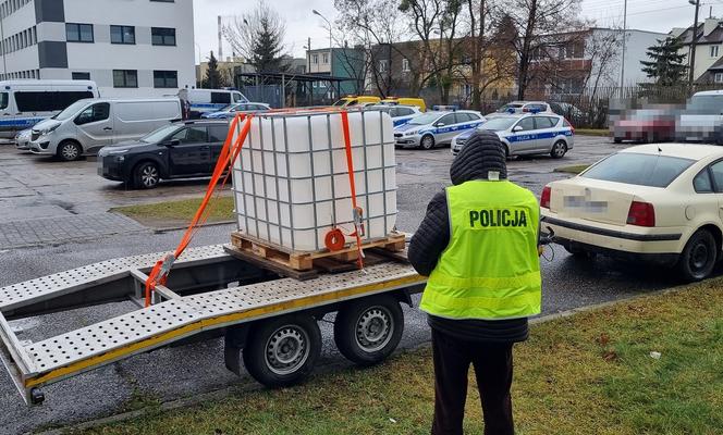 Przelewali glikol z cysterny do pojemnika. Policjanci z Włocławka złapali duet na gorącym uczynku