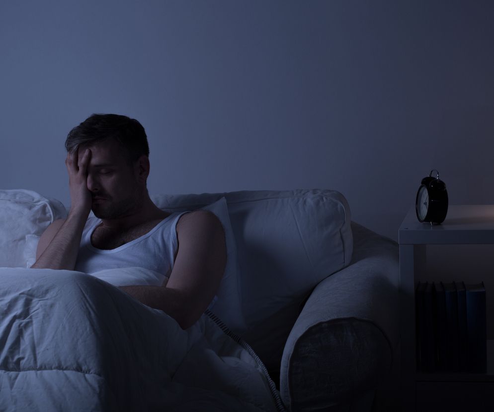 Budzisz się o 3 w nocy i nie możesz zasnąć? 4 triki, które zwalczą ten problem