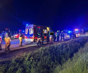Format: Wypadek autokaru z amerykańskim żołnierzami na A4 pod Jaworem. Jest wielu rannych. Żołnierkę zabrał śmigłowiec [ZDJĘCIA].