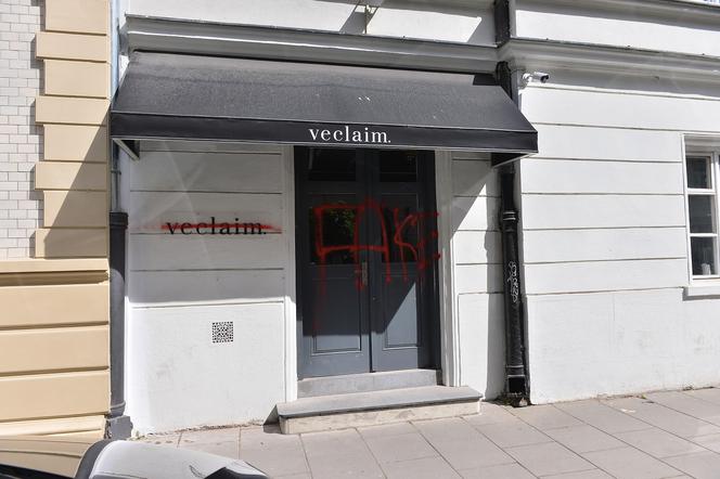 Zdewastowany butik Veclaim