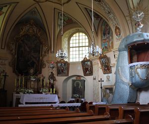 Ambona w kształcie wieloryba. Tu ksiądz wygłasza kazanie z głowy wielkiej ryby. Jest tylko kilka takich w Polsce