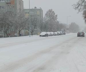 Starachowice pod śniegiem, na drogach trudne warunki do jazdy