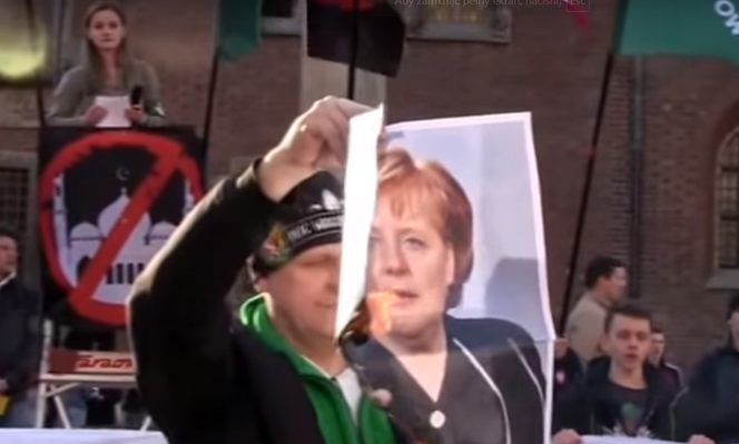 Spalili zdjęcie Merkel, krzyczeli antyislamskie hasła. Prezydent Wrocławia zawiadamia prokuraturę