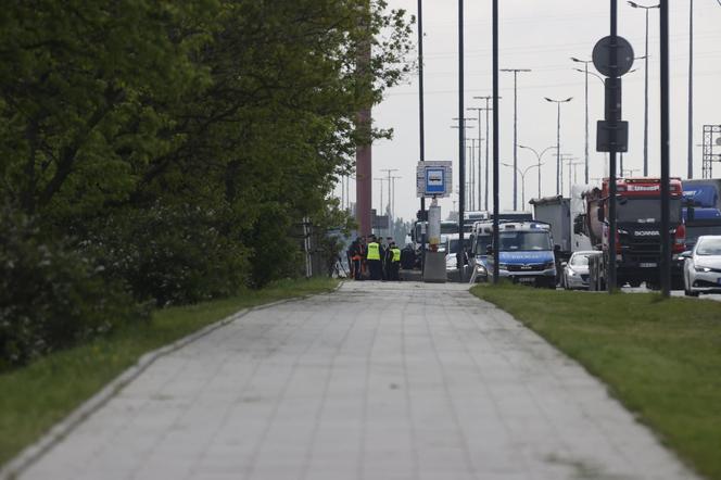 Aktywiści znów blokują Warszawę. Przykleili się do mostu, interweniowało pogotowie