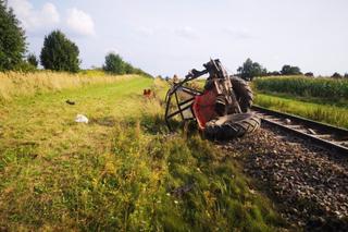 Zarudzie: Pociąg staranował ciągnik. 58-latek nie żyje!