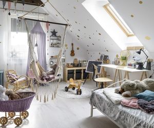 Pokój dziecięcy na poddaszu. Jak urządzić pokój dla dziecka? 12 inspirujących aranżacji