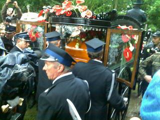 Pogrzeb Andrzeja Leppera - strażacy wynosza trumnę Andrzeja Leppera