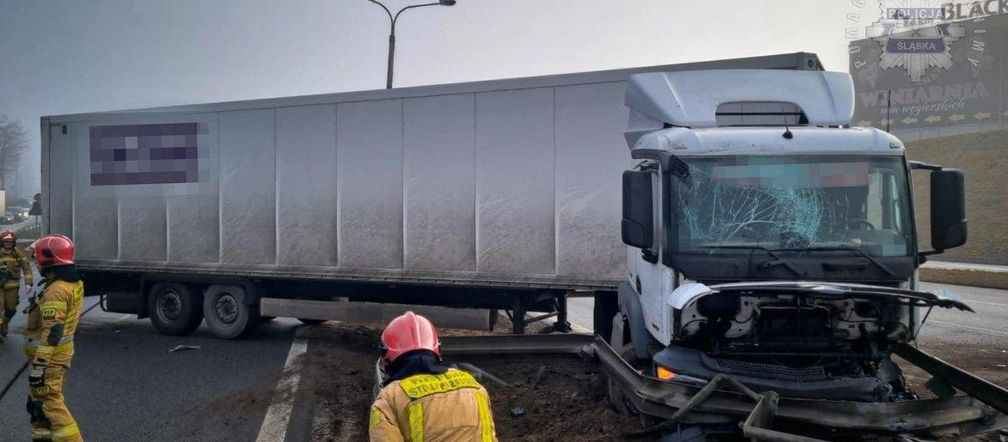 Ciężarówka wjechała w bariery energochłonne na DK86 w Sosnowu