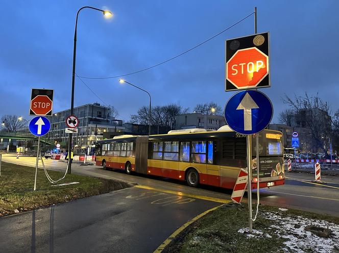 Autobus miejski zmiótł taksówkę! Ratownicy reanimowali rannego