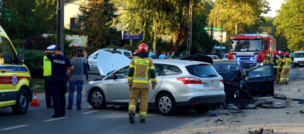 Karambol pod Piasecznem. 8 aut zniszonych w Zalesiu dolnym