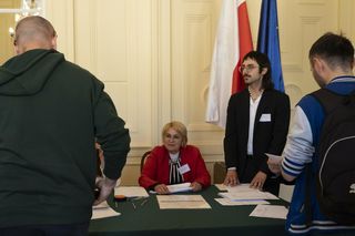 Glosowanie w wyborach prezydenckich przy polskiej ambasadzie w Paryżu