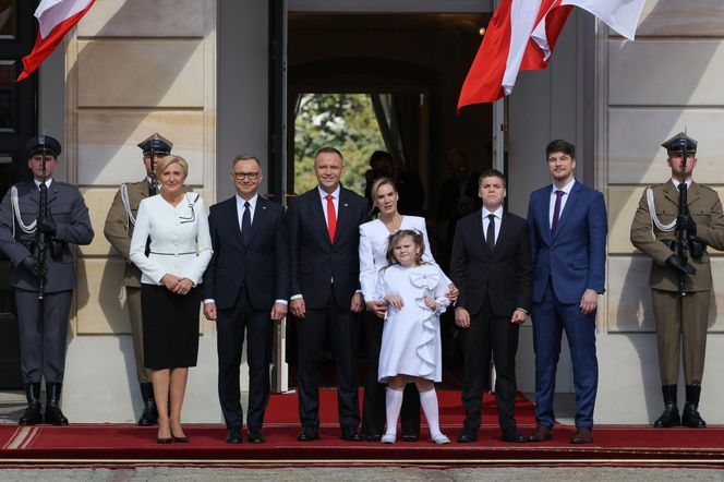 Uroczyste wejście Pary Prezydenckiej do Pałacu Prezydenckiego. Przemarsz ulicami Warszawy