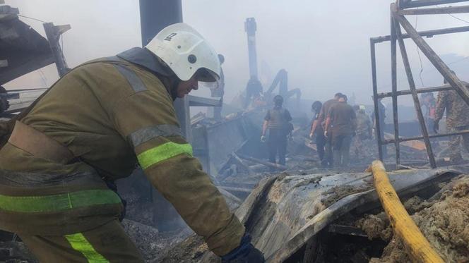 Atak rakietowy na centrum handlowe w Krzemieńczuku