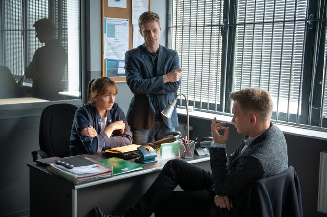 Na Wspólnej, odc. 3012. Iga (Lidia Sadowa), Robert (Dariusz Wnuk), Igor (Jakub Wesołowski)