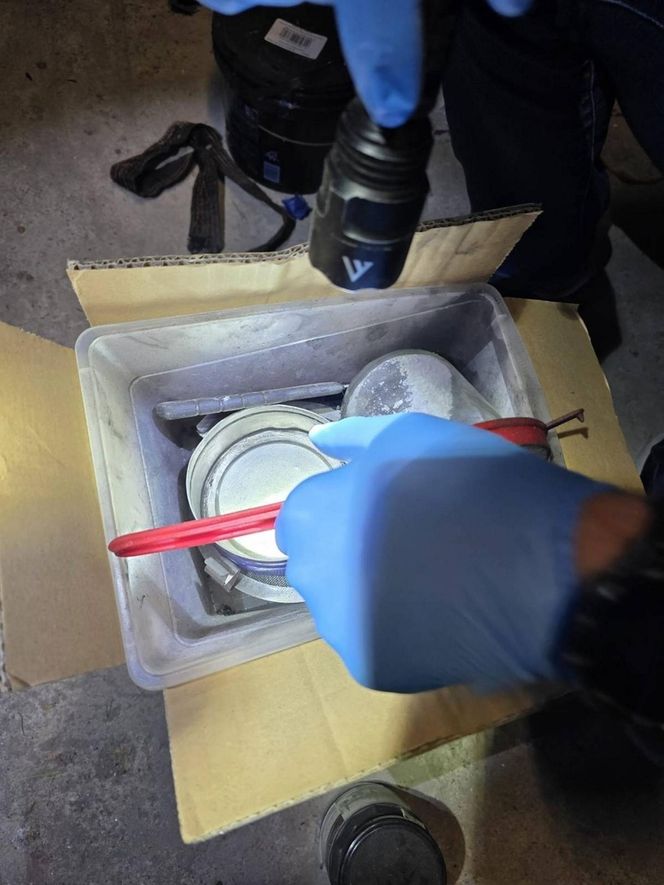 Skierniewice. 46-latka pracował w domu nad własną bombą. Policja mówi o arsenale [ZDJĘCIA].