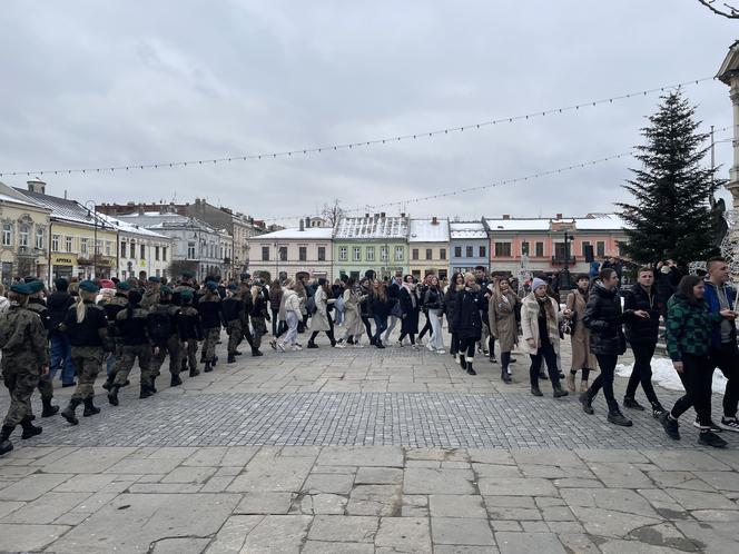 Maturzyści zatańczyli na Rynku poloneza