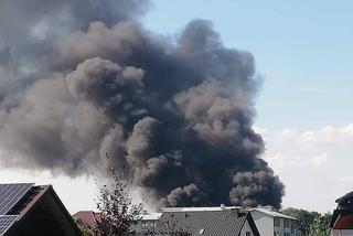 Koniecpol: OGROMNY pożar w fabryce! Gęsty dym widać z dużej odległości