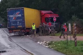 Wypadek busu z dziećmi. Pomogli żołnierze