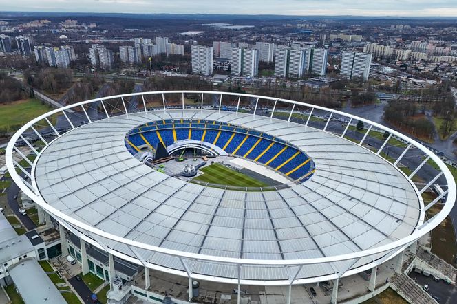 Budowa scen sylwestrowych na Stadionie Śląskim