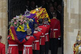 Pogrzeb Elżbiety II. Spoczęła obok męża. Naród pożegnał królową [19.09.2022]