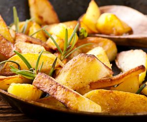 Pieczone ziemniaki z rozmarynem: jak upiec w piekarniku? [przepis + WIDEO]