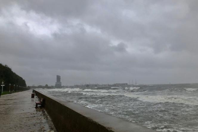 Silny wiatr i sztorm na Bałtyku.  Synoptyk: „Zaobserwujemy jednak spadek poziomu morza”