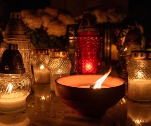 Tysiące zniczy rozświetliło polskie cmentarze. Niezwykły widok po zmroku