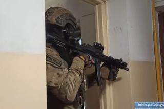 Przecinali drzwi szlifierką, by dorwać członków gangu