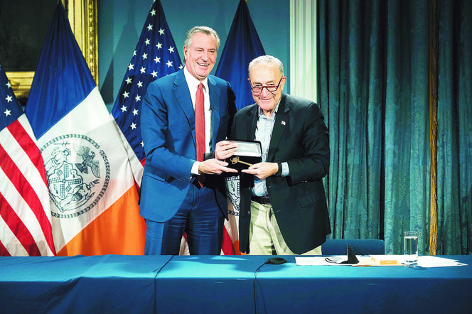 Na odchodnym porozdawał klucze do miasta