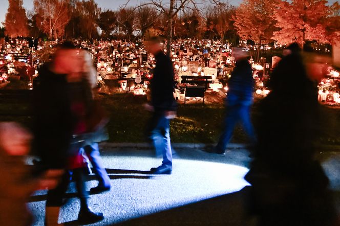 1 listopada na Cmentarzu Łostowickim w Gdańsku. Tak wygląda w dniu Wszystkich Świętych