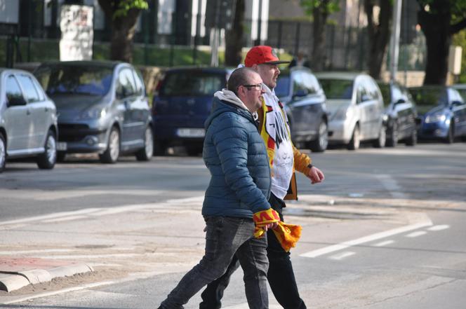 "Żółto-czerwono" na ulicach Kielc przed meczem Korona - Radomiak