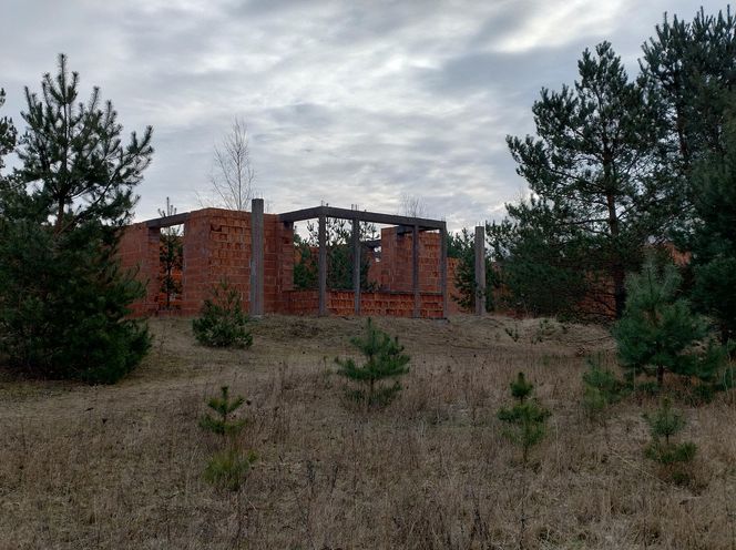 Tajemniczy opuszczony obiekt w Postołowie na Pomorzu. Wybudowano 144 krypty i nie dokończono budowli 