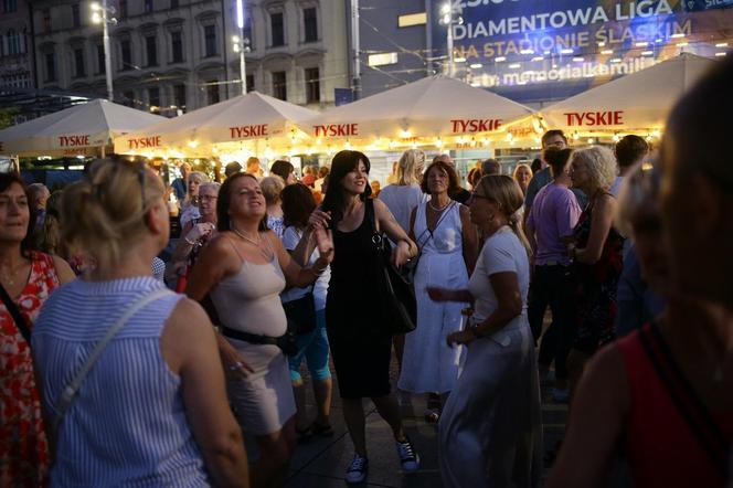 Potańcówka przed Teatrem Śląskim w Katowicach