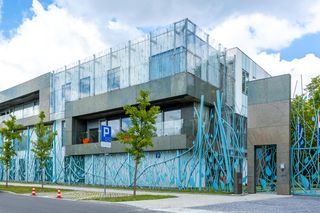 Dyplomatyczna placówka w tajemniczym ogrodzie i z roślinnym parkanem. Dowód, że w Polsce poważna architektura może być zabawna