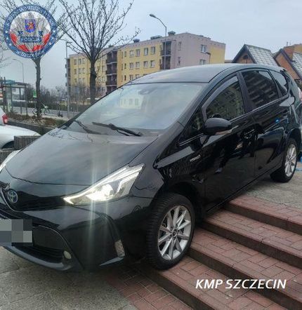 Kierowca zaufał nawigacji. Toyota zawisła na schodach