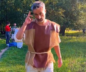 Na sygnale na planie. Benio (Hubert Jarczak)