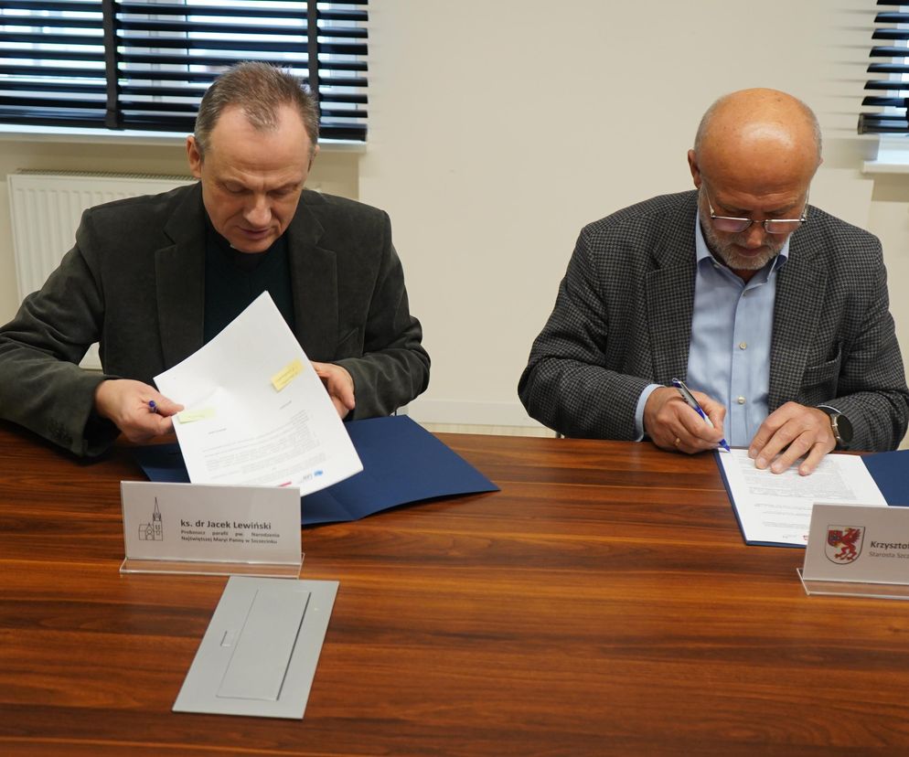 ks. Jacek Lewiński, proboszcz parafii mariackiej w Szczecinku oraz Krzysztof Lis Starosta Szczecinecki podpisują umowę w sprawie dofinansowania renowacji kościoła