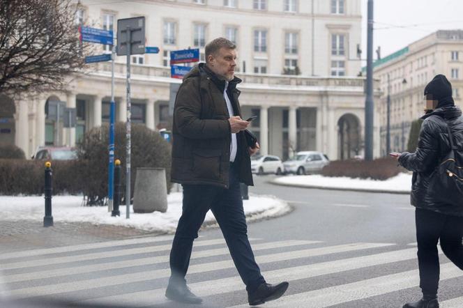 Adrian Zandberg na pasach z nosem w telefonie