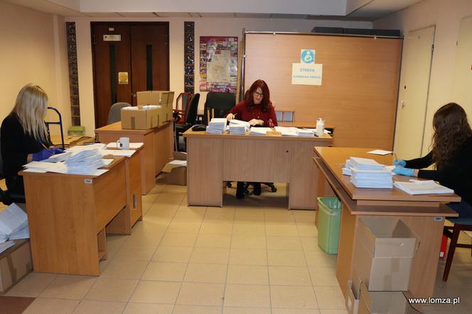 Adresowanie kopert z maseczkami w Urzędzie Miejskim w Łomży