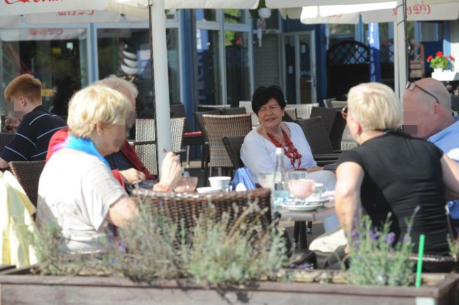 Senyszyn na plaży podrywa półnagich mężczyzn