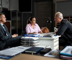 M jak miłość odc. 1892. Magda (Anna Mucha), policjant aspirant Przewrocki (Remigiusz Jankowski)