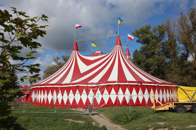 „Waterland”, czyli cyrk na wodzie w Lublinie. Na Błoniach pod Zamkiem rozłożono namiot cyrkowy