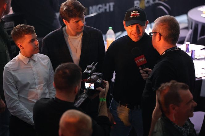 Karol Nawrocki z synami na gali boksu