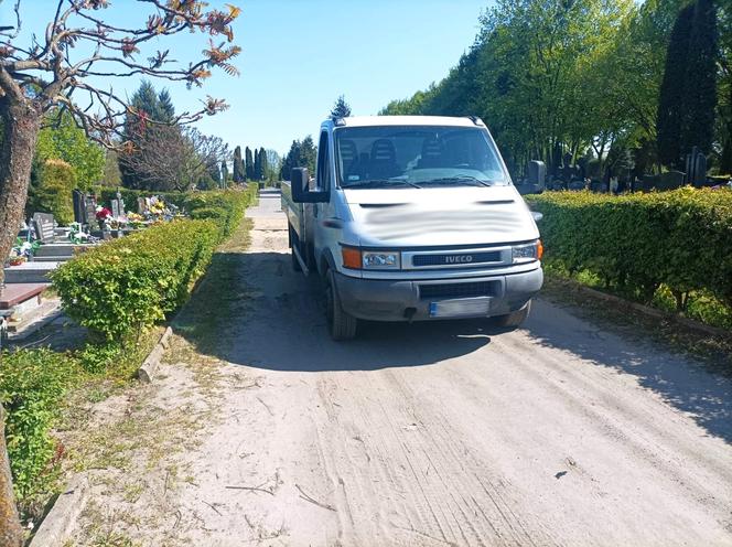 Tragiczny wypadek na cmentarzu w Iławie. Auto potrąciło 83-latka. Senior zmarł