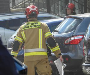 Pożar i wybuchy w mieszkaniu bloku w Tychach