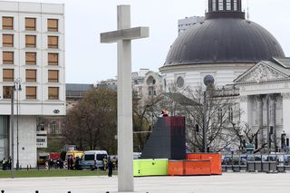 Ostatnie Pokolenie oblało krwią pomnik smoleński. Aktywista w rękach policji! Co mu grozi?