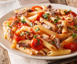 Makaron z wieprzowiną - pyszny sposób na resztki pieczeni wieprzowej!