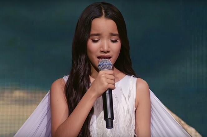 Wiemy, o kim śpiewała reprezentantka Kazachstanu na Eurowizji Junior. Ciężko się nie wzruszyć!