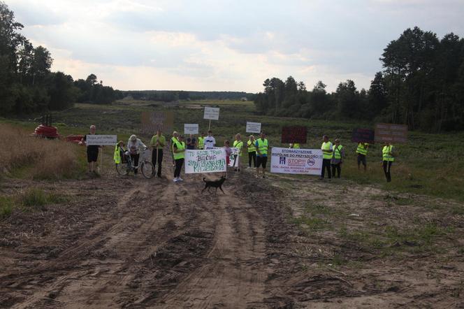 Wściekli mieszkańcy chcą zablokować budowę autostrady. "Łapy precz od naszych bagien!"
