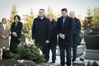  Wzruszający gest Rafała Trzaskowskiego. Odwiedził grób ks. Józefa Tischnera